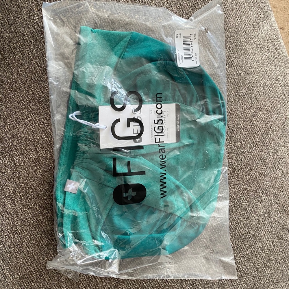 BNWT FIGS scrub cap in hunter green